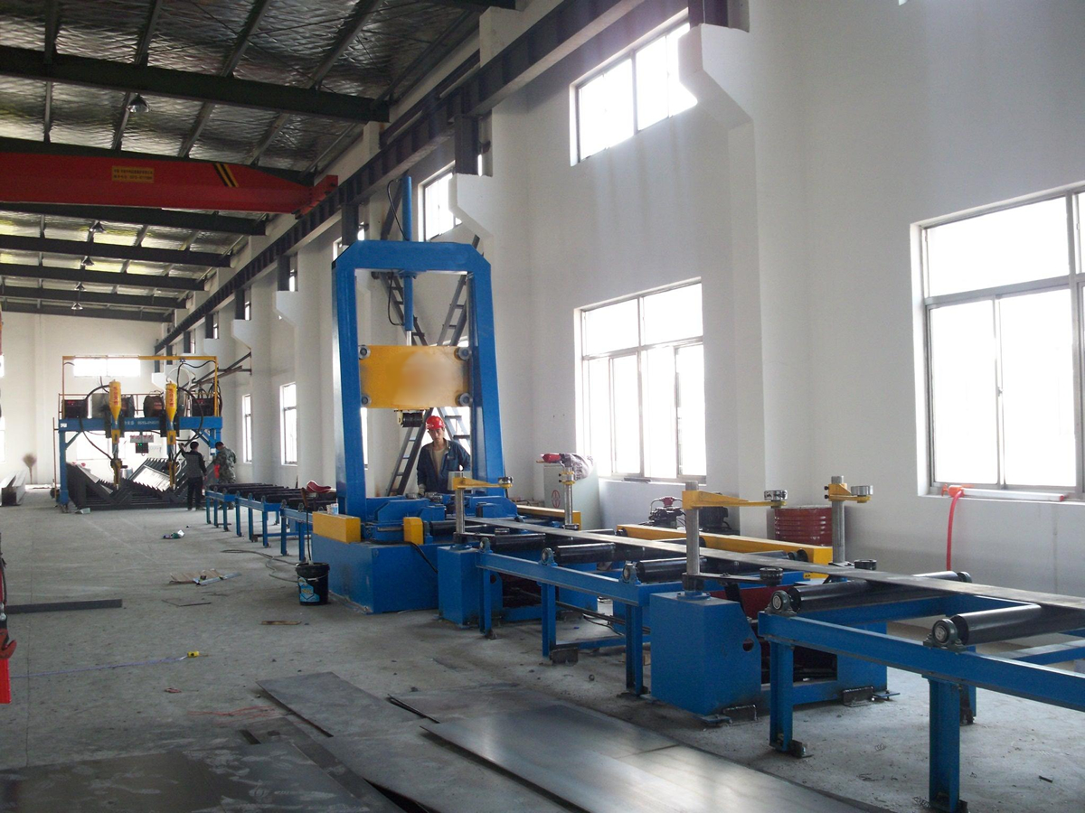 H-beam erector and H-beam calibration production line